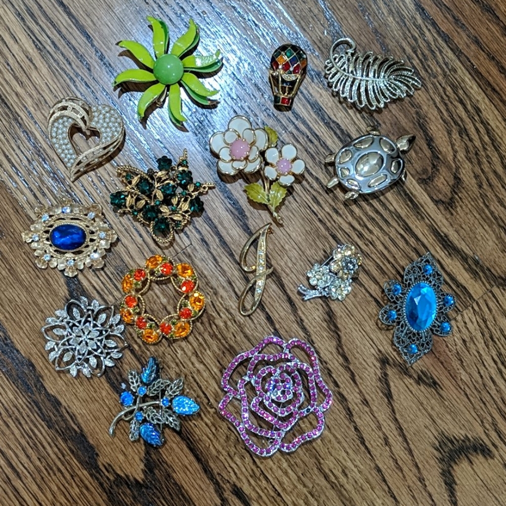 Lot of 15 vintage brooches
